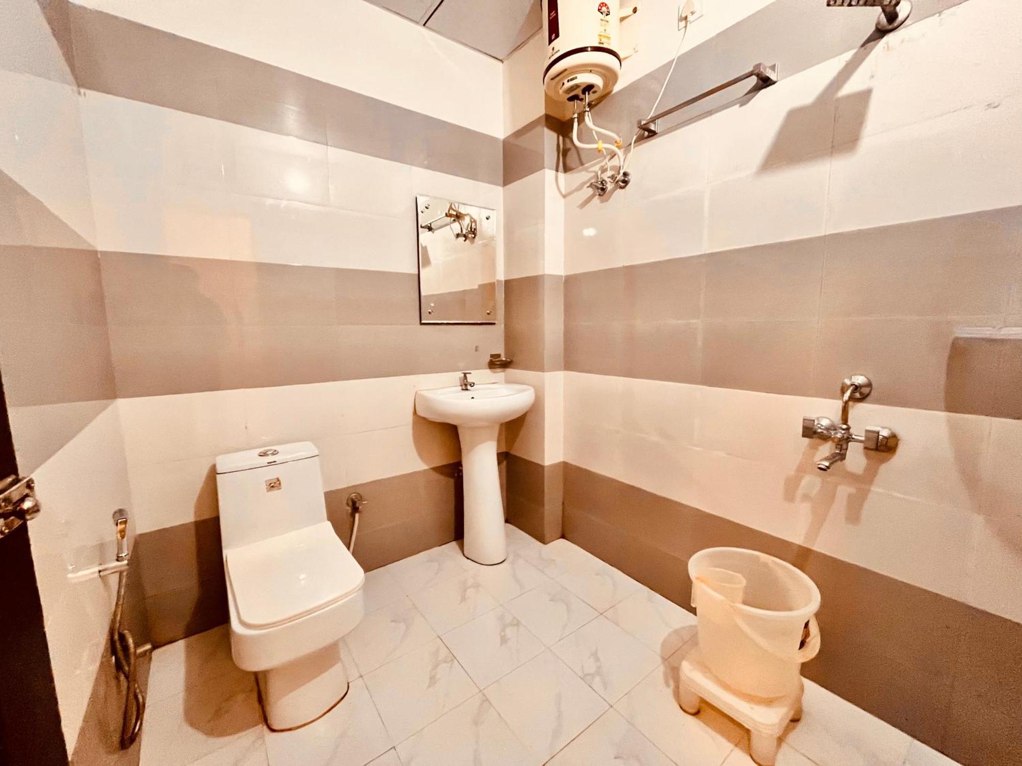 Sampat Royal Cafe Otel Delhi  Dış mekan fotoğraf